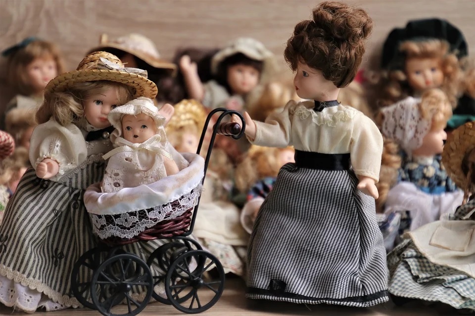 What is the difference between porcelain and bisque dolls? – JST Design